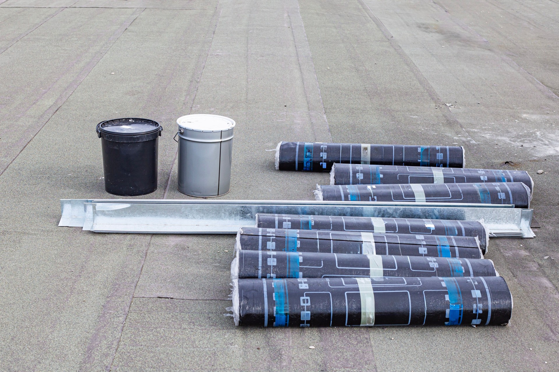 roll roofing material and primer prepared for repair of bitumen and asphalt roofs